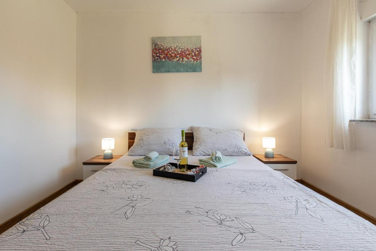 Lucija Appartement Lovinac  Buitenkant foto